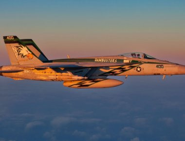 Βίντεο: Ένα F-18 σε επικίνδυνη χαμηλή πτήση